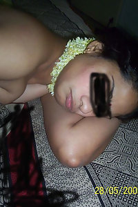 Hot Figure Bhabhi Nazia Laying Naked On Bed