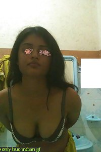 Indian College Girl Slim Sexy Shower Pics