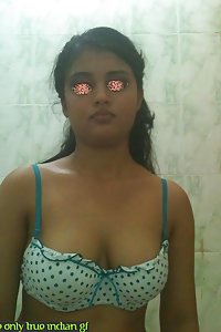 Indian College Girl Slim Sexy Shower Pics