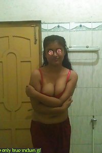 Indian College Girl Slim Sexy Shower Pics