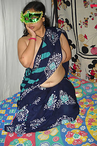Velamma Doodhwali Nude Indian Aunty Pics