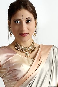 Indian Babe Posing In Sari