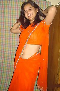 Horny Indian Bhabhi Mehwish Posing Hot Saree
