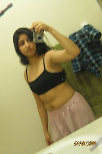 Indian Girl Seema Pink Bra Pics Leaked