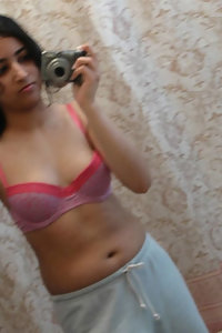 Indian Girl Seema Pink Bra Pics Leaked