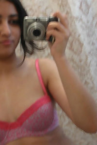 Indian Girl Seema Pink Bra Pics Leaked
