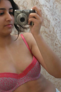 Indian Girl Seema Pink Bra Pics Leaked