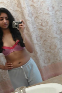 Indian Girl Seema Pink Bra Pics Leaked