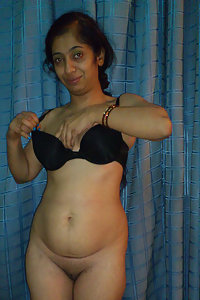 Hot Indian Urmila Bhabhi Blowjob Pics Leaked