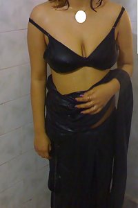 Indian Housewife Hina Sexy Black Saree Pics