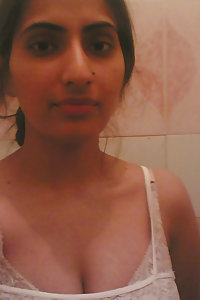Hot Indian Babe Farida Nude Selfies