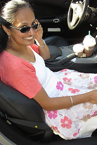 Indian Mature Aunty Showing Pussy In Car