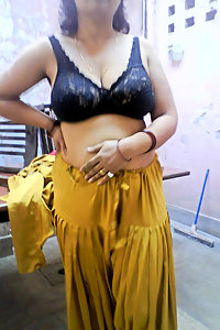 Mumbai based indian wife getting naked to have some rough sex