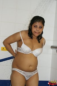Indian Sex Bomb Rupali Hot Shower