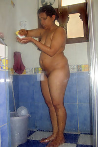 Indian Gayatri Bhabhi Nude Bath Pics Leaked