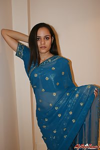 Indian Babe Jasmine In Sari Showing Off