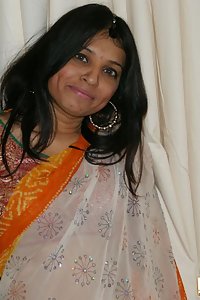 Sexy Indian Babe Kavya Sharma Sari Secrets