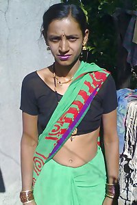 South Indian bhabhi posing in sari showing tits ass pics