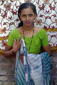 South Indian bhabhi posing in sari showing tits ass pics