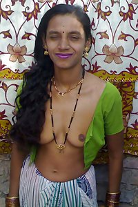 South Indian bhabhi posing in sari showing tits ass pics