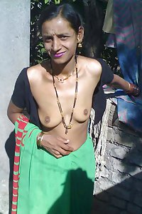 South Indian bhabhi posing in sari showing tits ass pics