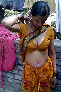 South Indian bhabhi posing in sari showing tits ass pics