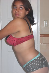 Indian babe sexy lingerie bedroom pics