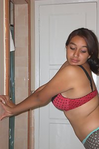 Indian babe sexy lingerie bedroom pics