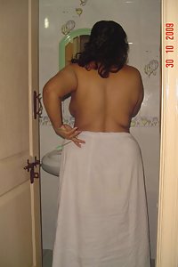 Indian Bhabhi Nayantara Naked Bathroom Pics