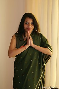 Hot Desi Babe Kavya Sexy Green Indian Sari
