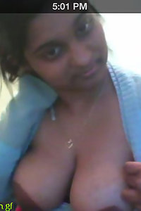 Horny Indian Sohna Bhabhi Boob Show On Cam