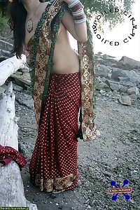 Hot Indian wife saree naked