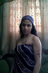 Veena Indian GF Nude On Camera