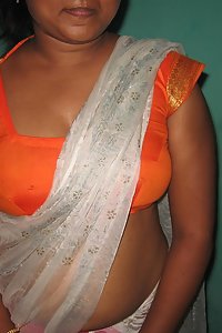 Indian Karina Bhabhi Showing Her Juicy Pussy
