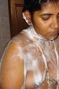 Busty Indian Aunty Nude Bath Pics Leaked
