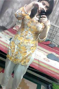 Hot Karachi Babe Nude Selfies For Boyfriend