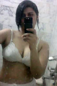 Hot Karachi Babe Nude Selfies For Boyfriend