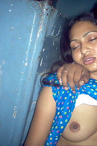 Hot indian gf with her boyfriend gettign her boob sucked