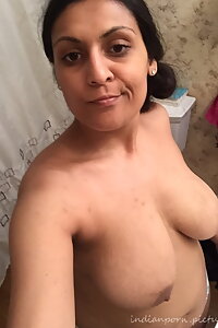 Horny Mature Desi Big Boobs Bhabhi Nude Photos