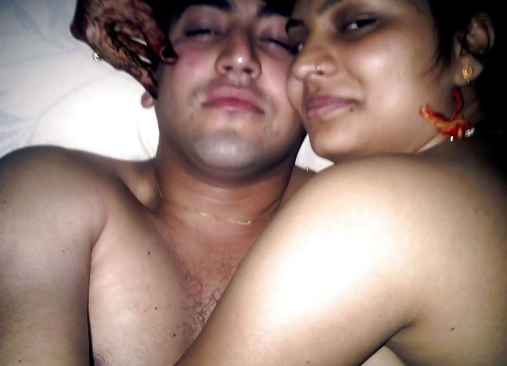 Nude Indian Mature Couples Posing - Indian Sexy Couple Leaked Honeymoon Pics - Indian Sex Photos
