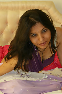 Indian Babe Sari Secret Porn Photos