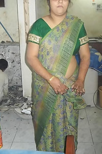 Mature Indian Aunty Posing Nude Kitchen