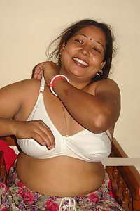 Mature Naked Aunty Hira Naked Photoshoot